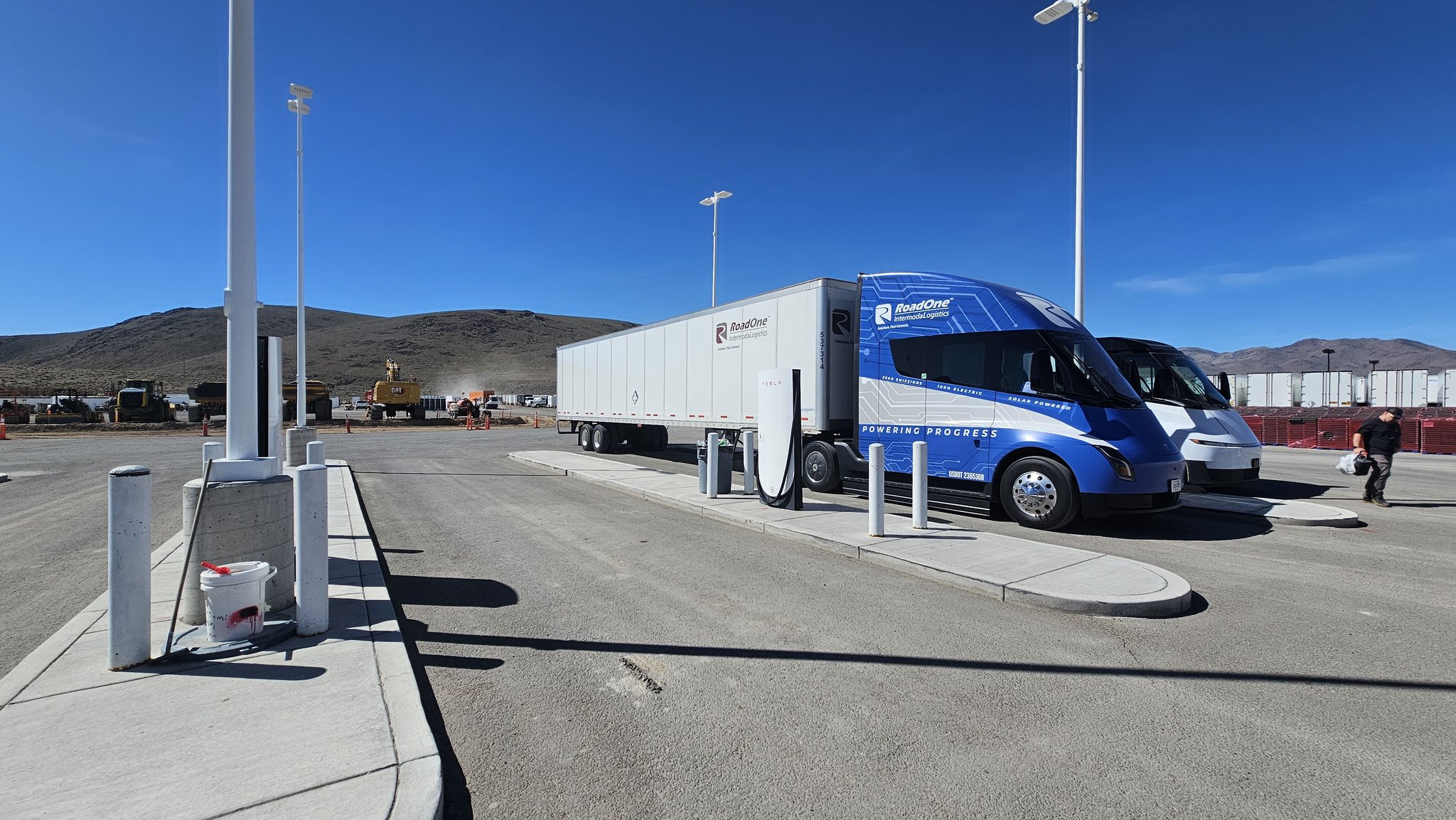 特斯拉Semi新旧同框，你觉得哪个好看？