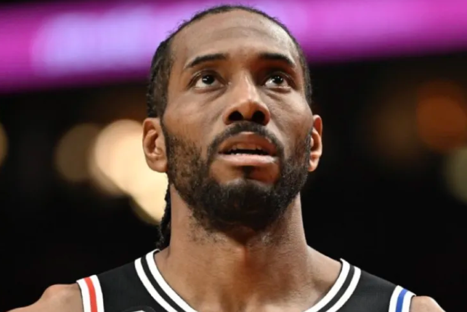 据The Athletic记者Mikevorkunov报道，NBA针对科怀-伦纳