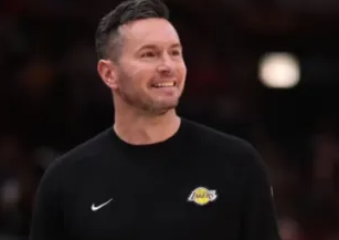 湖人主教练雷迪克接受采访，在谈到收获两连胜之后的感受时说：“感觉这支球队本赛季已