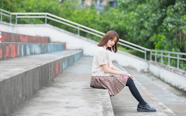 男人对你动情了，一般有这几种表现：
1、对别人都讲道理，对你只讲偏心；
2、变成