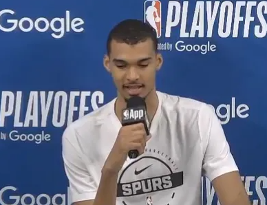 NBA季后赛，文班亚马接受了采访，谈到比赛结束时替补席上的动情瞬间。
 "感觉像