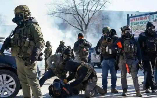 特朗普把移民局武装成“私兵”? 枪杀案背后的中期选举阴谋论