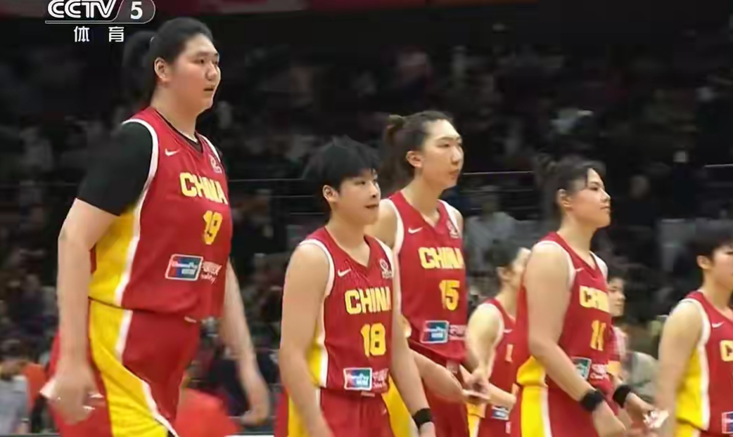 虽然中国女篮战胜了南苏丹，但球队仍暴露出不少问题：战术打法较为单一、犯规过多、三