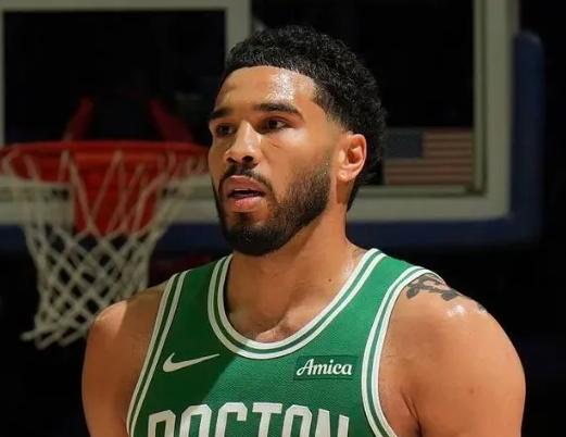 NBA季后赛，凯尔特人客场128-96战胜76人，系列赛大比分3-1领先。
全场