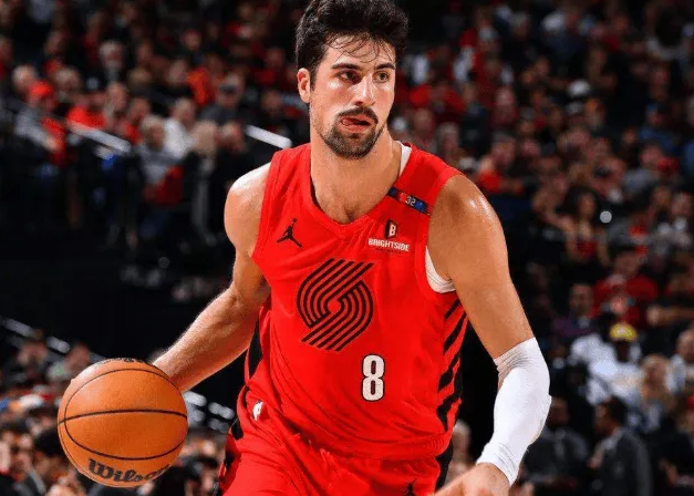 马刺球员维克托-文班亚马曾表示，德尼-阿夫迪亚给他的印象是一名经常站上罚球线的球