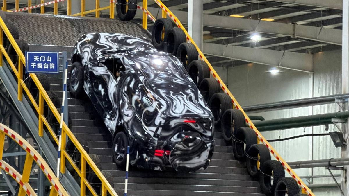 比亚迪把天门山天梯搬进了厂房，3月5日颠覆性技术发布会值得期待