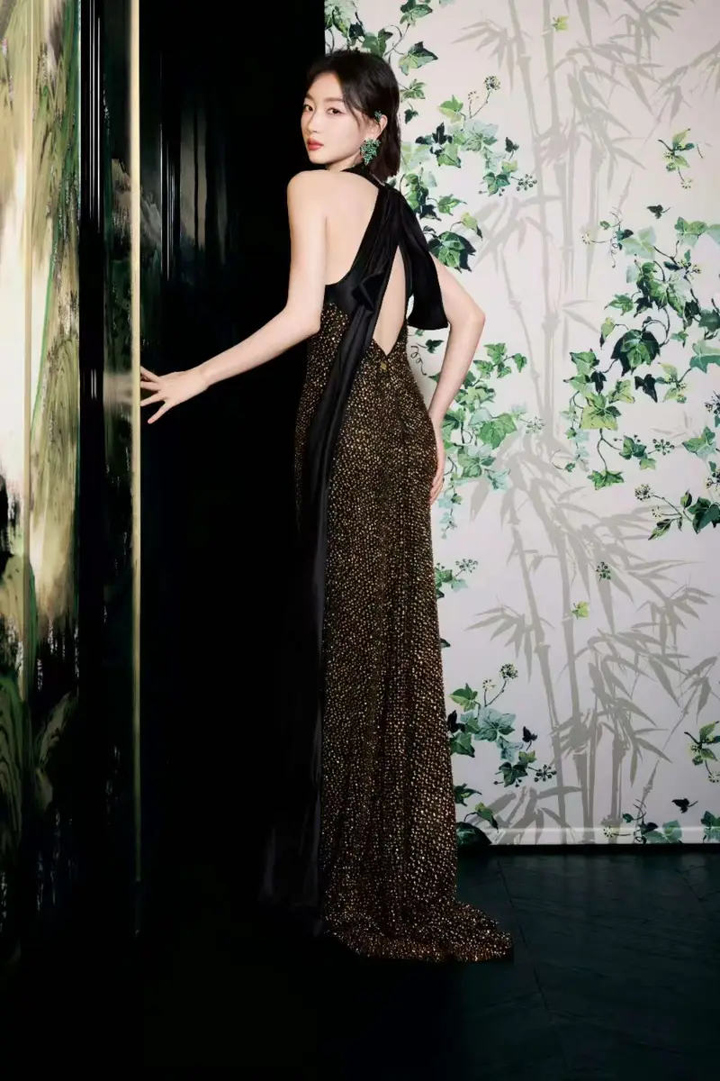 周冬雨穿深V露背长裙身材曼妙 绿叶珠宝点缀清冷又高级