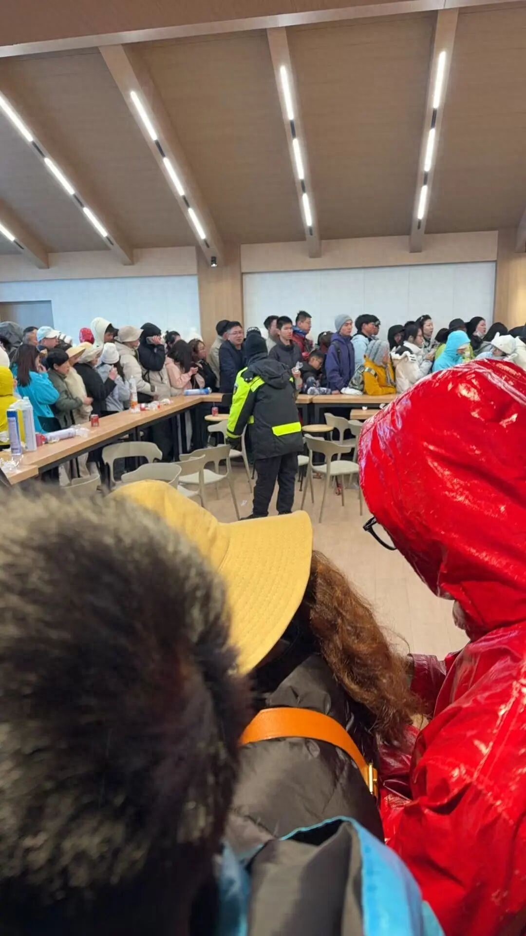 大量游客滞留高海拔山顶，玉龙雪山景区回应