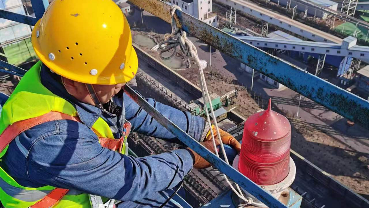 烟囱航空障碍灯安装——筑牢高空航空警示安全防线