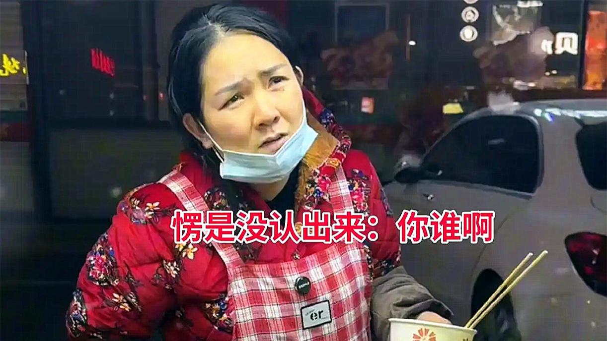 离婚5年，男子偶遇前妻在街头卖麻辣烫，简单交谈几句后泪崩