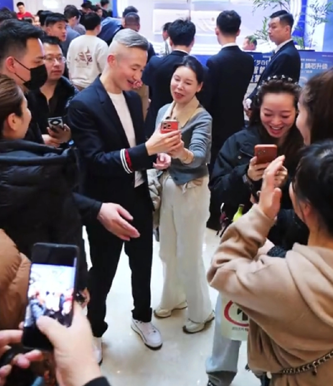 程雷现身上海环球港购物中心
参加“梦百合”商业活动，程雷一身藏蓝色西装显得特别帅