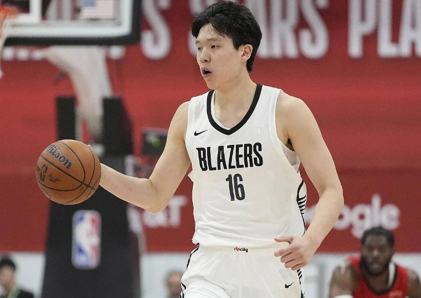 杨瀚森三分到底是心理问题还是练得太少？
第一投短了，第二投长了。我是不认可“手冷