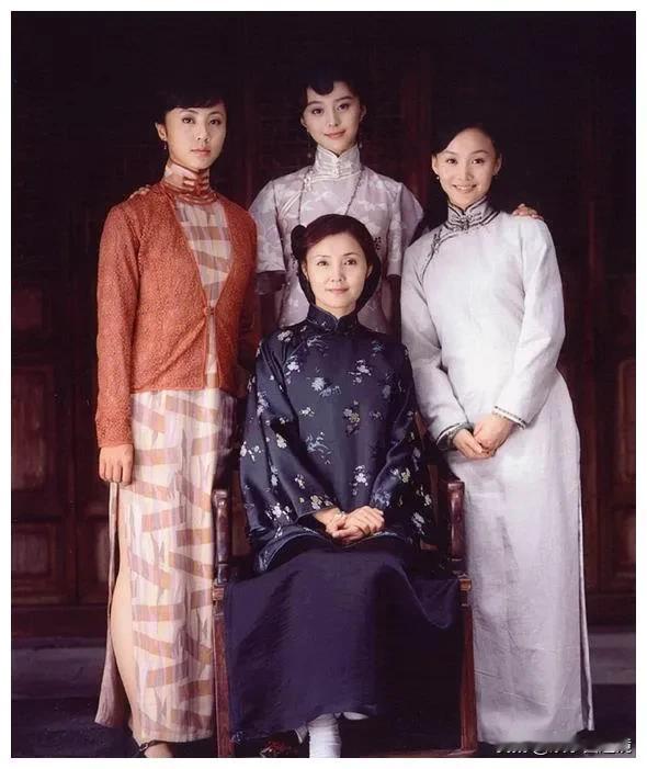 这张照片里的4个女艺人都穿着民国的服装，看起来很有气质，令人赏心悦目。 
4个人