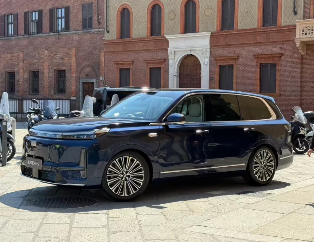 我先前总以为，中国的汽车，大抵是只配在国内路上跑的。
不料近来海外的消息，竟一日