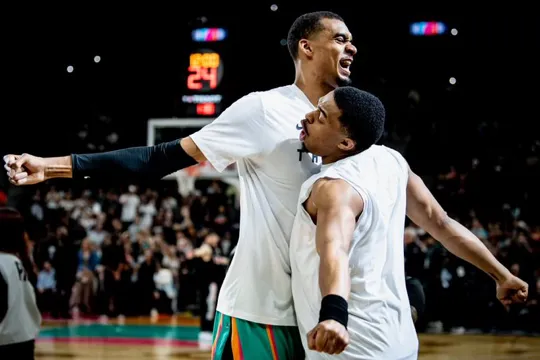 我觉得文班下一场大概率不打了

我之前也是打篮球的时候肋骨挫伤，晚上睡觉根本没办