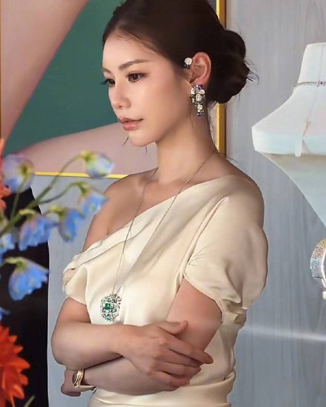 佩服马筱梅硬是把自己过成了大女主的生活

筱梅出席一场活动的照片真是又美出了一个