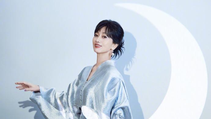 从“白娘子”到“白月光”：70岁赵雅芝用一组写真诠释什么叫优雅永不褪色