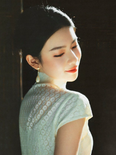 刘梦芮的中式旗袍妆造，整体的感觉是相当不错的！