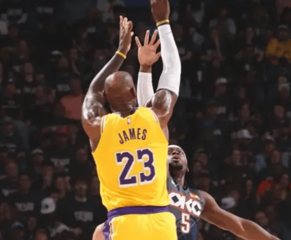 NBA季后赛，雷霆主场125-107再胜湖人。此役失利后，湖人系列赛大比分0-2