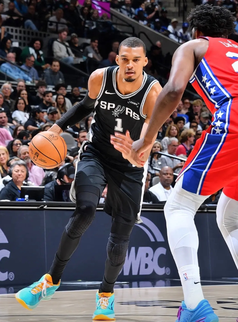 “文班亚马大战恩比德”，可惜以美中不足收尾。

1，76人队现在的处境非常微妙，