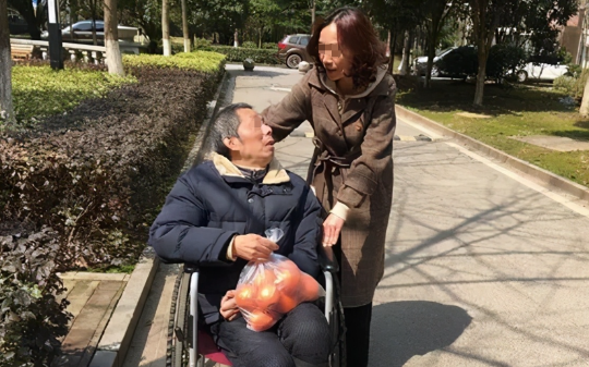 我们兄妹5人退休在家，89岁老父亲却由保姆照顾，只因我妈的遗嘱