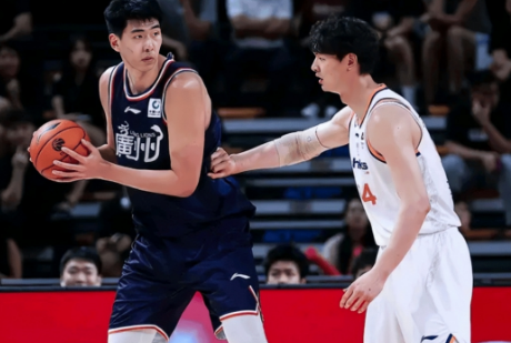 王哲林20分16篮板，上海男篮险胜广州豪取20连胜。CBA常规赛，上海男篮客场挑