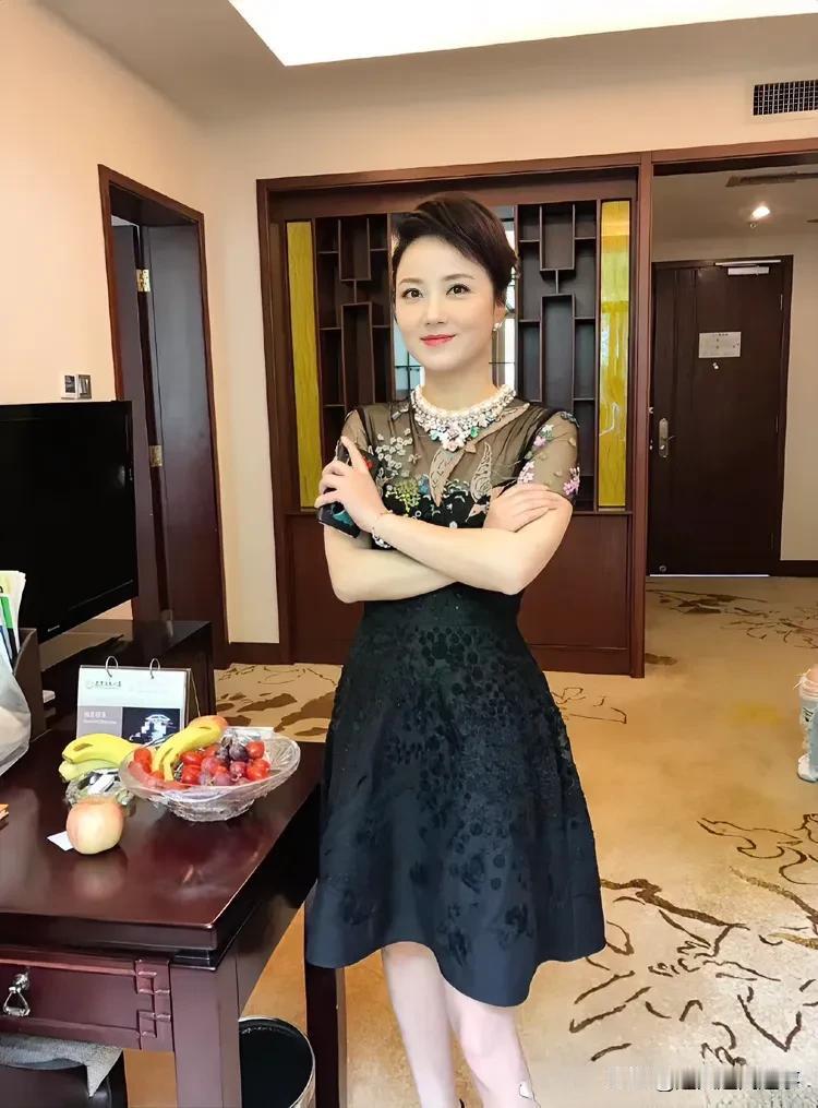 身高166厘米的张燕女士，人美歌甜，气质高雅，声音清脆，是著名民歌歌手、一级演员