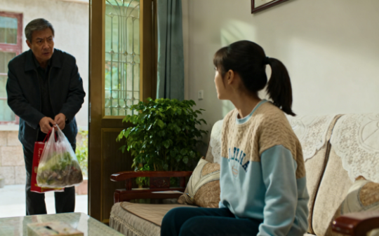 我高考705分，和我爸开玩笑只考了412，他当场暴怒，将我赶出家门，转头就花30万给继妹办升学宴