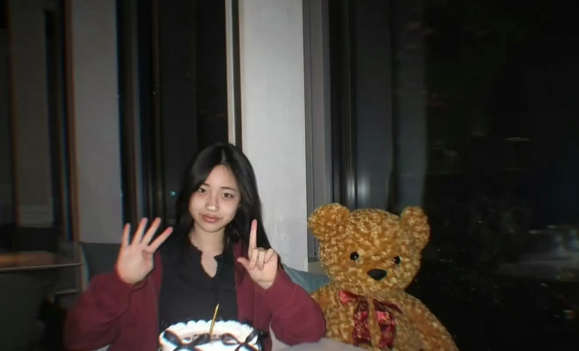 小S晒照为小女儿14岁庆生 许曦恩手抱玩偶清秀灵动