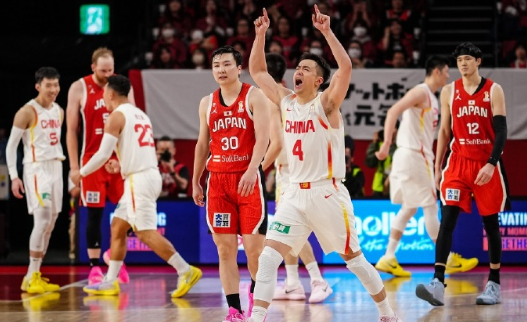 中国男篮逆转日本这场比赛，争议判罚无疑成了赛后热议的焦点。从比赛过程来看，部分判