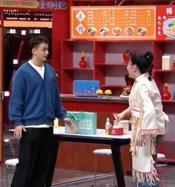 赵继伟小品届首秀。辽宁卫视春晚，赵继伟夫妇同台参演了小品，这也是赵继伟小品生涯首