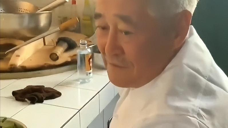 69岁赵本山被女儿爆料不复出，三亚遛鸟下厨，活成普通“老大爷”