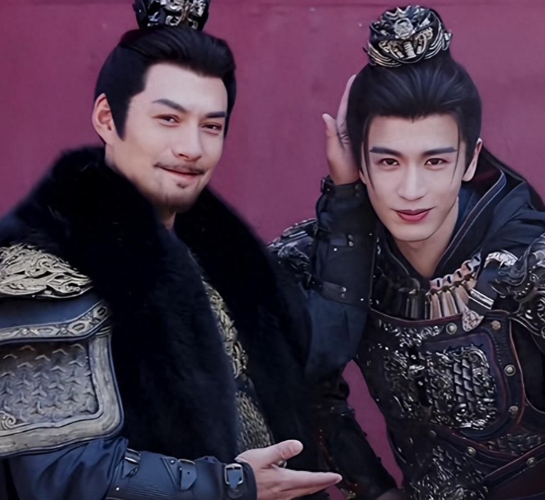 严屹宽聊张凌赫“粉底液将军”争议，直言演员对妆造的决策权有限。
 
严屹宽就差直