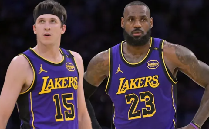 明日，湖人对阵独行侠的比赛即将开始。
今日，湖人媒体LALMuse更新社媒：“奥