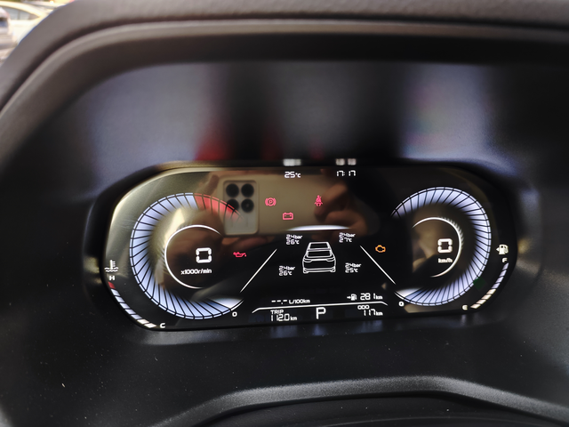 23款尊贵版
前两天碰了一下，去4儿子店修一修，结果花了好几天，还让人家开了十来