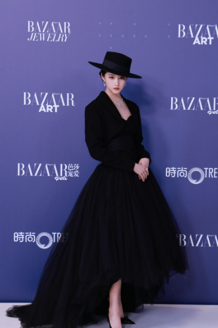 关晓彤真的是哪哪都好
但是有一点我不懂，那就是她为什么一直留着她的胎毛，额头的胎