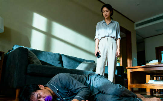 产后 3 天催债的踹开病房门，我才知老实老公藏 80 万赌债，婆婆逼我还债娘家不管，我只能离婚