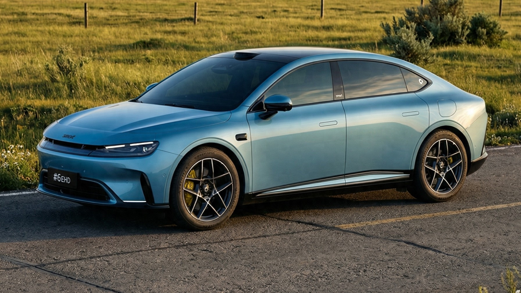 自带清冷气场！这抹蓝帮你褪去班味