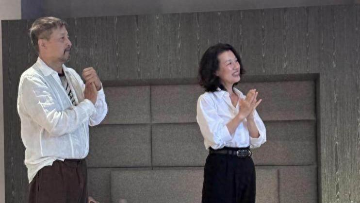 与知名导演同居3年，转头嫁普通人收场，如今52岁竟已戴上老花镜