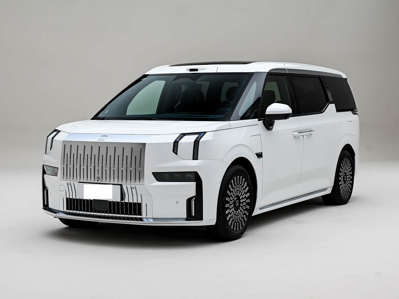 极氪全新MPV实车亮相！方正外观硬朗，搭载双电机四驱，续航9