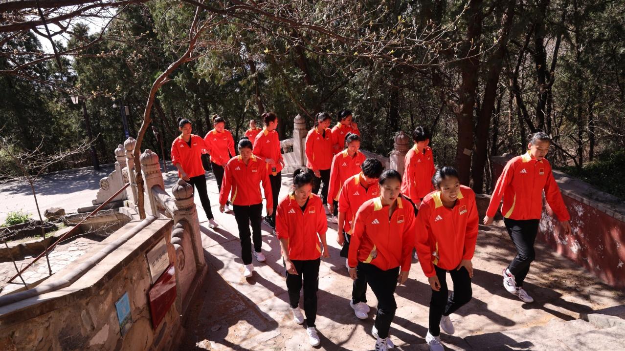中国女排集训照曝光！爬山苦练体能，吴梦洁低调，两位老将缺席