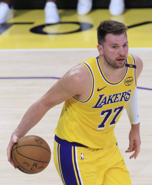 有没有东契奇都是被雷霆吊打，没他也是输，不过输分还少一点，东契奇在场两次都被吊打