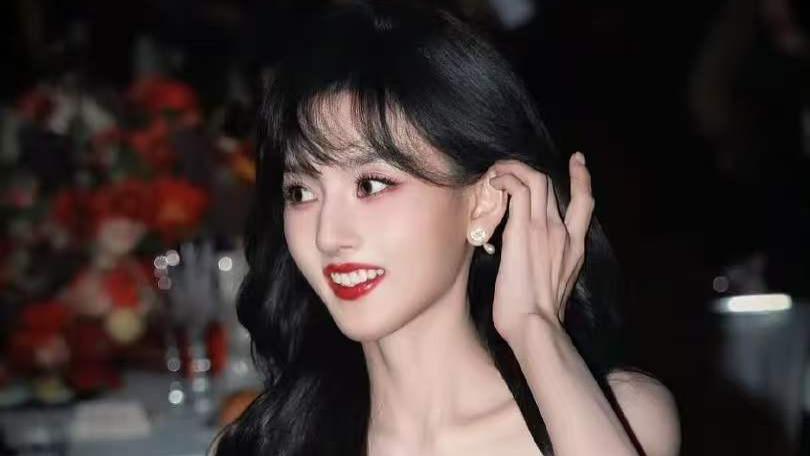 宋祖儿红裙造型引爆全网：明艳港风与争议身材的双重风暴