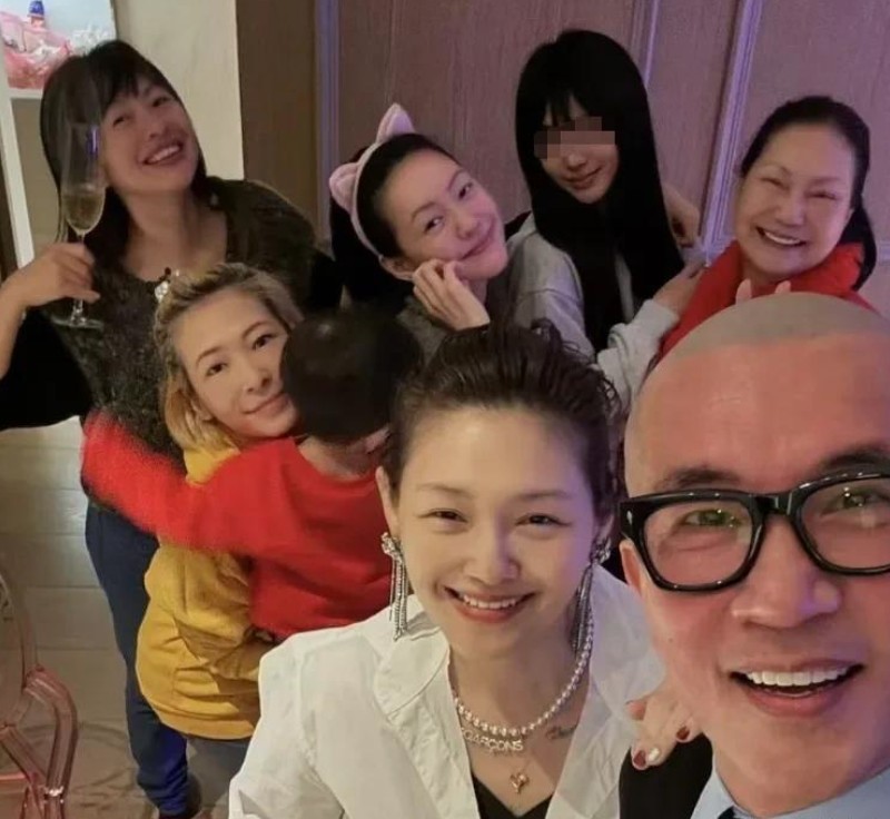 小S天天在姐姐的婚姻里上蹿下跳，在自己的婚姻里真能忍！
 
她姐姐如果有她一半忍