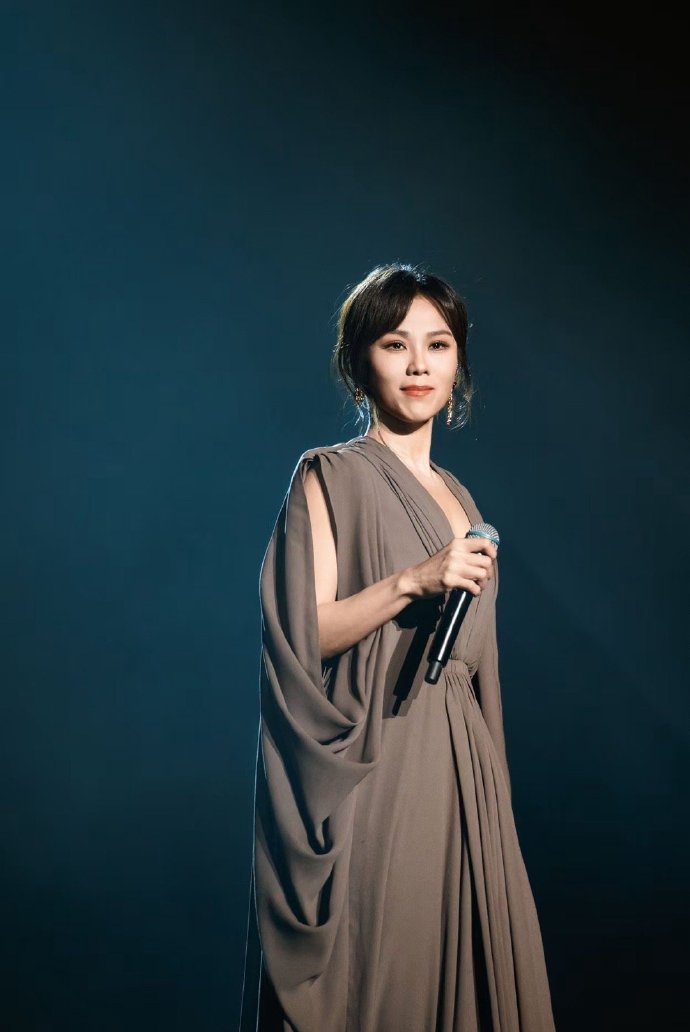 挖到宝了，蔡健雅27首live专辑上线，一场从黑暗走到光亮的听觉盛宴，巡演中的点