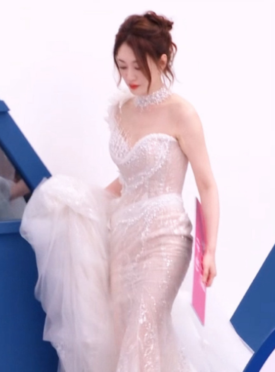 我不行了李小冉这个婚纱造型真的美得好夸张。。
