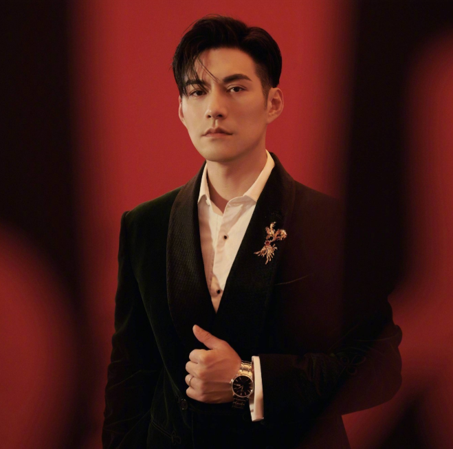 主持人问严屹宽:“没工作的时候，你在家一般都是干什么？”严屹宽说:“在床上躺着。