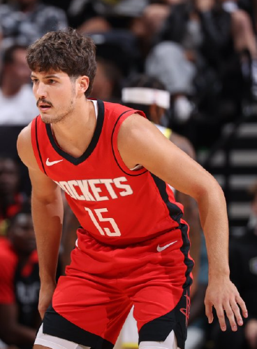 火箭这个谢泼德是认真的吗？作为一个控卫三分线外持球过不了艾顿，防守被人无限点。