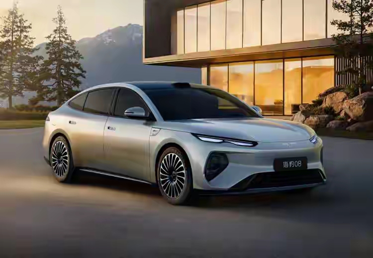 比亚迪闪充5分钟400公里，很多人问：油车还有活路吗？
我说个反直觉的——油车的