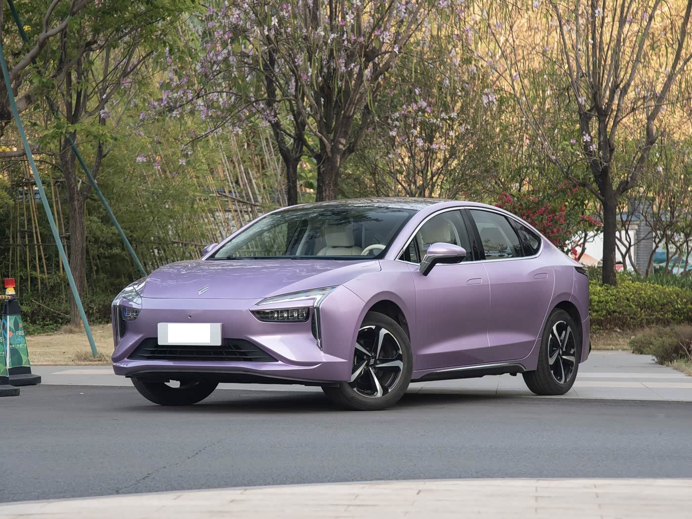 这款纯电家轿不足8万起，外观年轻动感，配双电机动力，续航55